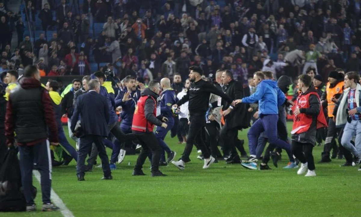 Με βαριά τιμωρία κινδυνεύουν πέντε παίκτες της Φενέρμπαχτσε, οι οποίοι συμμετείχαν στα επεισόδιο με τους οπαδούς της Τραμπζονσπόρ.