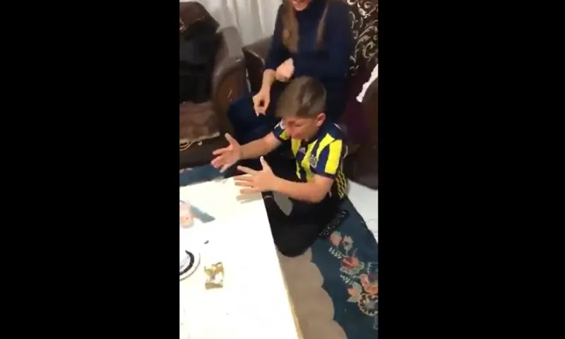 Φενέρμπαχτσε - Ολυμπιακός: Απίστευτο ξέσπασμα από Τούρκο πιτσιρικά! (vid)