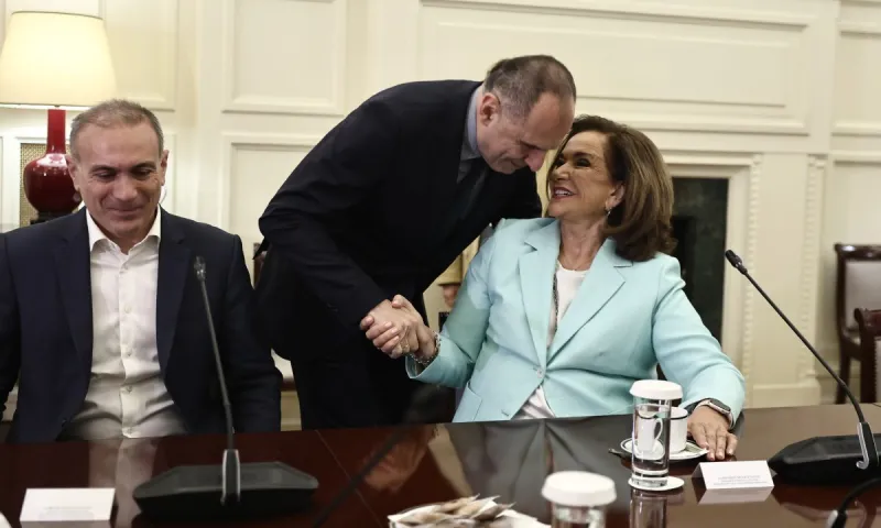 Ένα ηχηρό «ντροπή σου» στην Ντόρα Μπακογιάννη μαζί με την ξέφτιλα της ελληνικής Κυβέρνησης!