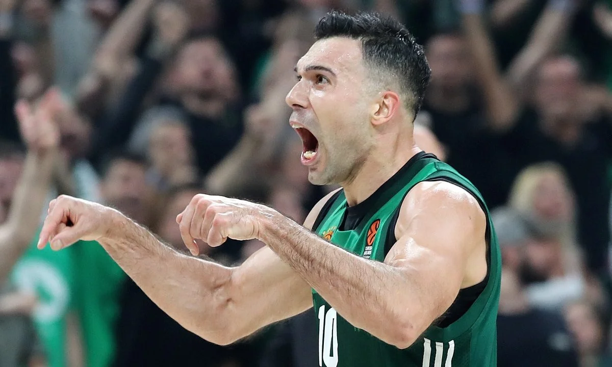 Ο Κώστας Σλούκας ευστοχεί σε τρίποντο, ξεσπάσει και αποθεώνεται από το ΟΑΚΑ, στο 2ο δεκάλεπτο του αγώνα με τη Μακάμπι για τα πλέι οφ.