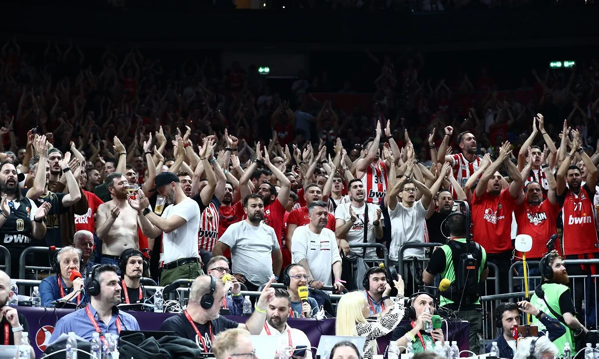 Ρεάλ-Ολυμπιακός: Οι οπαδοί των ερυθρολεύκων ξεσηκώνουν Uber Arena με τις φωνές και τα συνθήματά τους, λίγο πριν το τζάμπολ