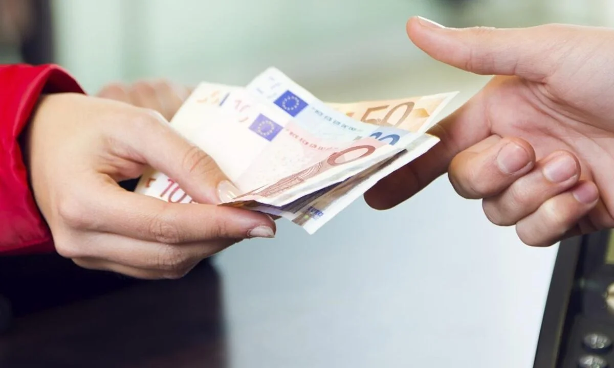 Ποιους αφορά, πώς υπολογίζεται και πότε πληρώνεται το επίδομα καλοκαιριού 2024; Όλες οι πληροφορίες