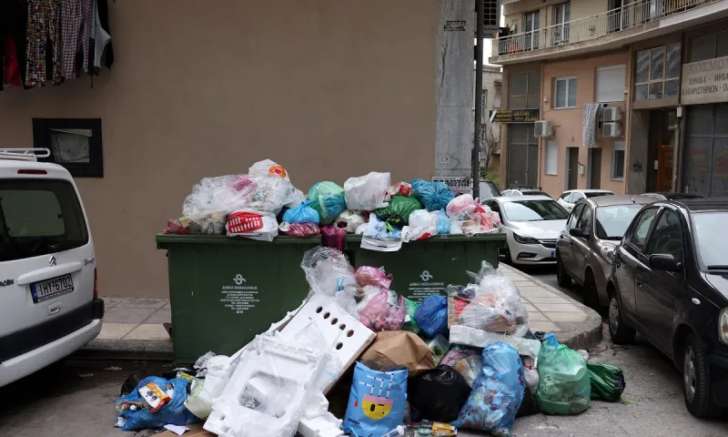 Απίστευτο! Υπάλληλος σε σούπερ μάρκετ πέταξε κατά λάθος τις εισπράξεις στα σκουπίδια