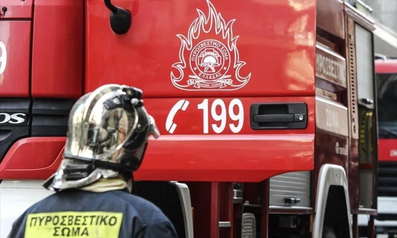 Νέα Σμύρνη: Στις φλόγες αυτοκίνητο έξω από τράπεζα