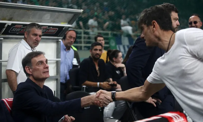 Ο Γιαννακόπουλος χαιρέτησε την αποστολή του Ολυμπιακού στο παρκέ - Η χειραψία με τον Μπαρτζώκα (vid)