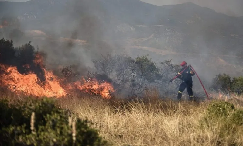 Φωτιά στο Μενίδι κοντά σε καταυλισμό Ρομά