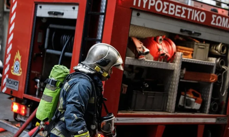 Φωτιά σε εγκαταλελειμμένο κτίριο στην πλατεία Αττικής