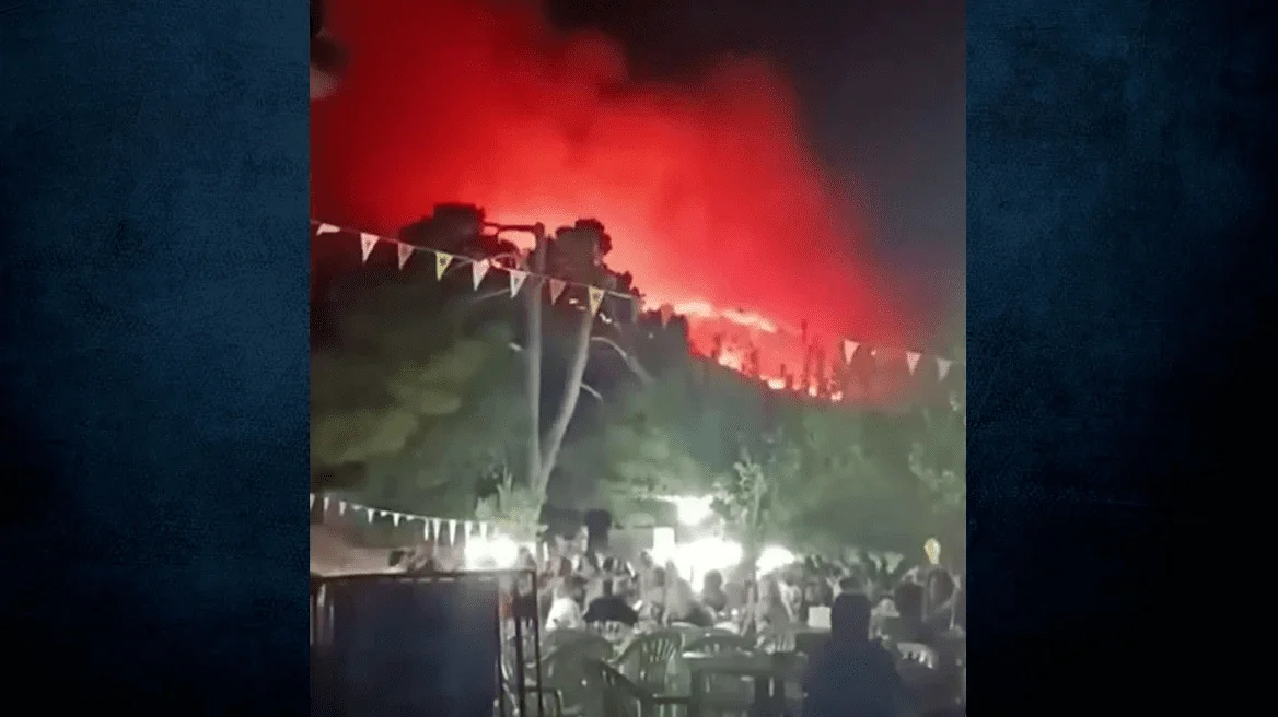 Απίστευτες εικόνες από πανηγύρι στη Ζάκυνθο, με τους κατοίκους να χορεύουν αμέριμνοι την ώρα που καιγόταν η περιοχή!
