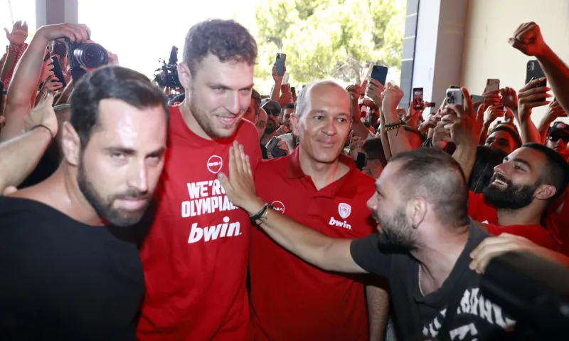 Ο Σάσα Βεζένκοφ έφτασε στο ΣΕΦ και αποθεώθηκε: Δείτε εικόνες από τη «φρενίτιδα» που επικράτησε