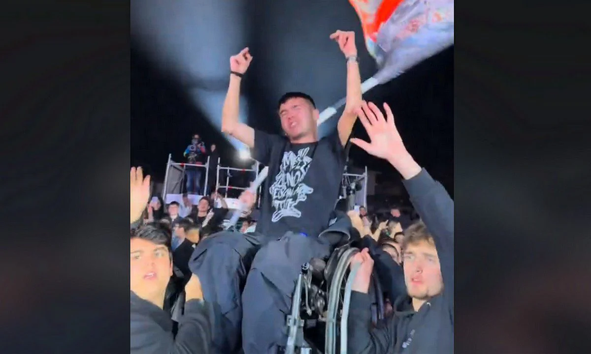 Σήκωσαν τον φίλο τους με αμαξίδιο στη συναυλία του Bloody Hawk - Το πιο όμορφο βίντεο της ημέρας!