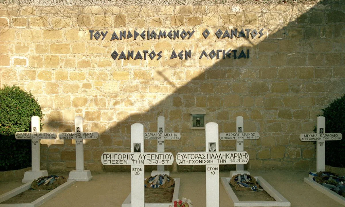φυλακισμένα μνήματα