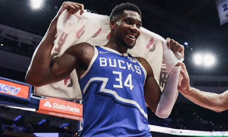 Σίξερς - Μπακς 113-126: Με μυθικό, ιστορικό triple double από τον Γιάννη Αντετοκούνμπο