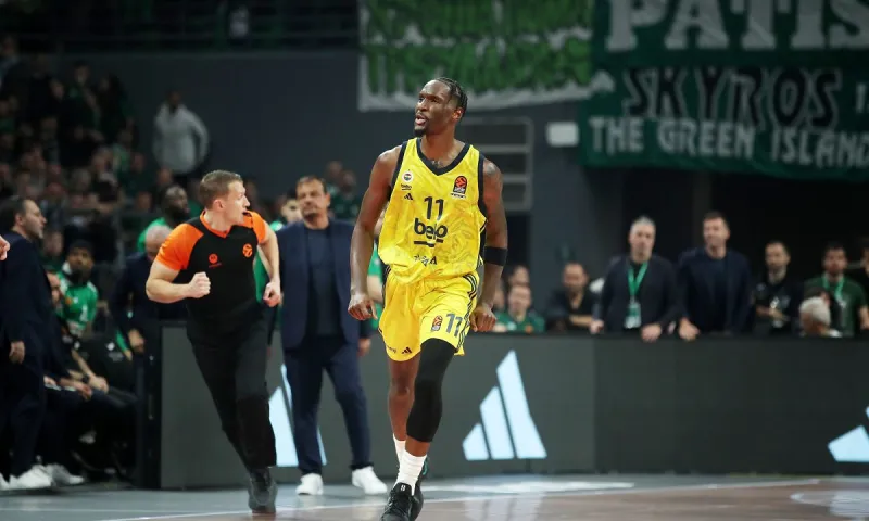 Η Φενέρμπαχτσέ ζορίστηκε αλλά νίκησε 83-78 την Παρί και έκανε και εκείνη το 1-0