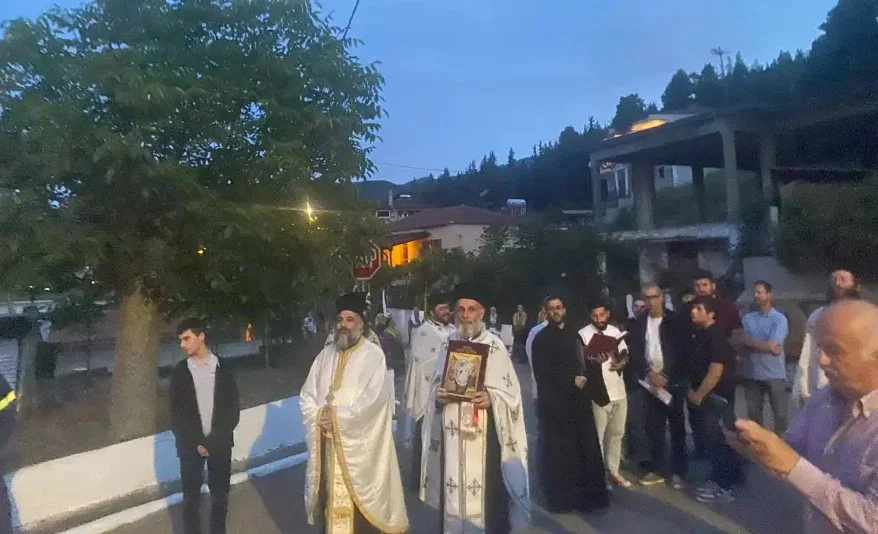 Έχοντας χαραγμένο στη μνήμη το μεγάλο θαύμα που έσωσε το Προκόπι από τη φωτιά του 2021, οι κάτοικοι προσφεύγουν και πάλι στη βοήθεια των αγίων.