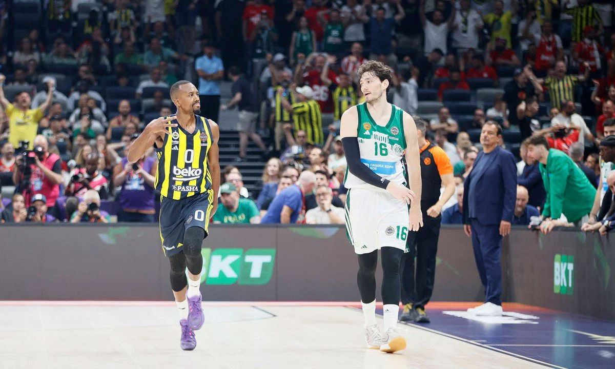 Ο 37χρονος Έρικ ΜακΚόλουμ κατέκτησε με τη τη Φενέρ τη EuroLeague. Από τον Πανιώνιο έγινε ο πολύτιμος του Γιασικεβίτσιους.