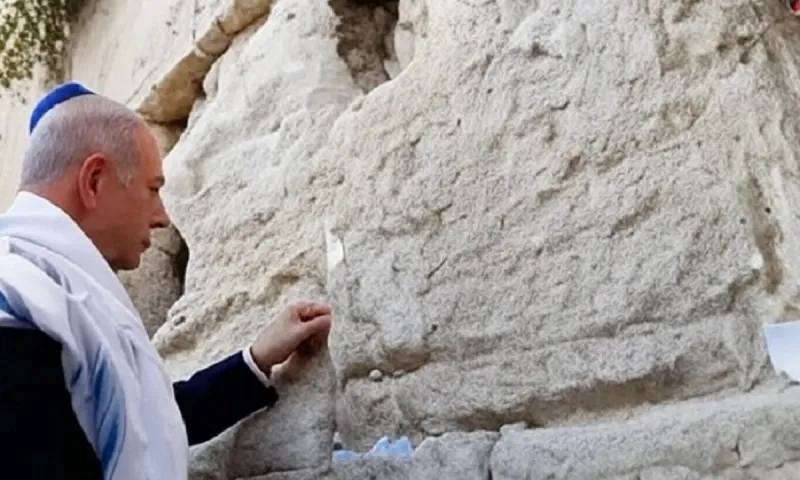 Μυστήριο και προειδοποίηση: Η επίσκεψη Νετανιάχου στο Τείχος των Δακρύων πριν την επίθεση στο Ιράν και το μυστικό μήνυμα