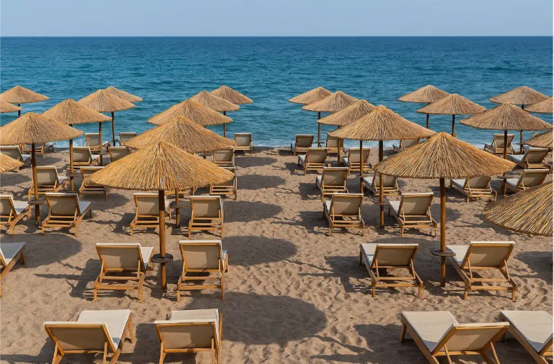 MyCoast: Έπεσαν 3.000 καταγγελίες για αυθαίρετες ξαπλώστρες και beach bar – Πώς καταγγέλλεις, ποια τα πρόστιμα