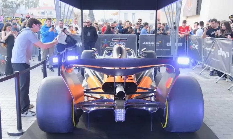 Το μονοθέσιο της McLaren Formula 1 Team περιοδεύει στην Ελλάδα