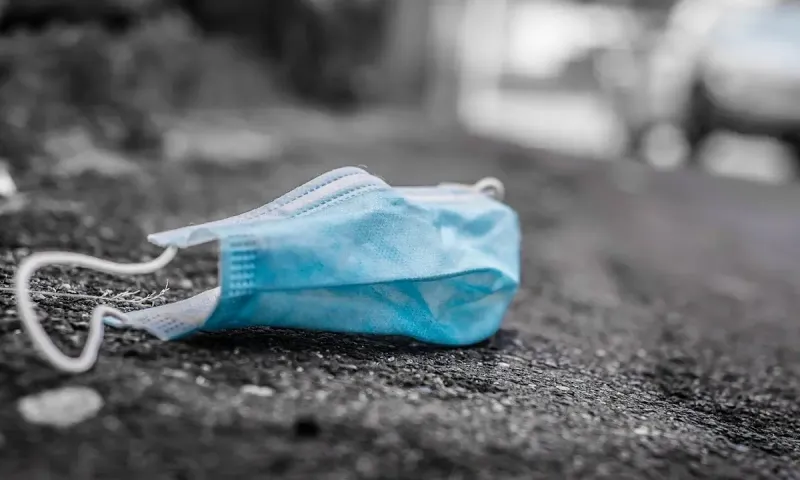 Σάλος με έρευνα για τις μάσκες της πανδημίας – Τις επέβαλλαν παντού και τώρα γίνονται «χημική βόμβα» για την υγεία μας