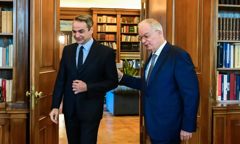 Κώστας Τασούλας: Υποδέχθηκε τον Μητσοτάκη ως χειροκροτητής του – Αποθέωσε την κυβέρνηση και κλείνει τα μάτια στα σκάνδαλα