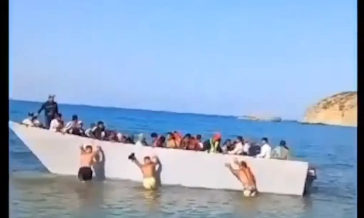 Γαύδος: Οι λαθρομετανάστες αποβιβάστηκαν τελικά στο λιμάνι - Εκατοντάδες αφίξεις το τελευταίο 24ωρο φέρνουν απελπισία στους κατοίκους.