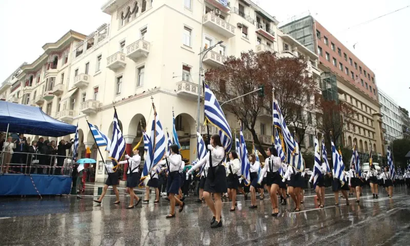 Θεσσαλονίκη – 28η Οκτωβρίου: Συγκίνηση στην παρέλαση – Οι μαθητές δεν «μάσησαν» από την καταρρακτώδη βροχή και παρέλασαν με καμάρι