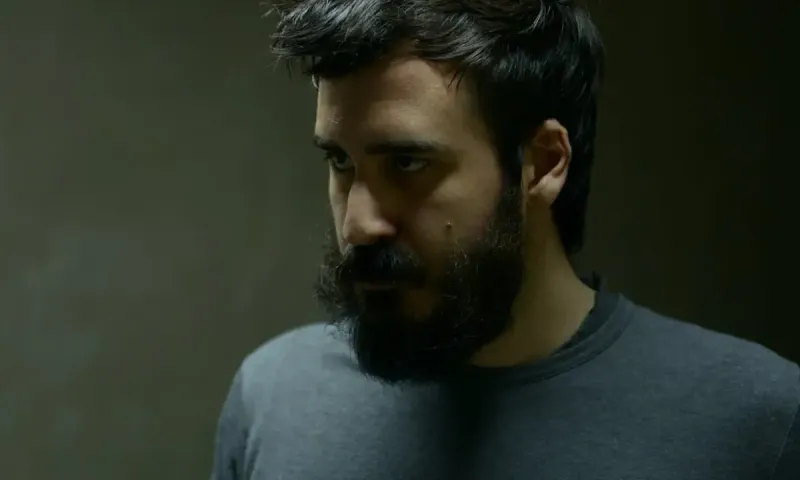 Ο Έλληνας που δείχνει τη βία σε μια κοινωνία που έχει κάνει τη φρίκη συνήθεια