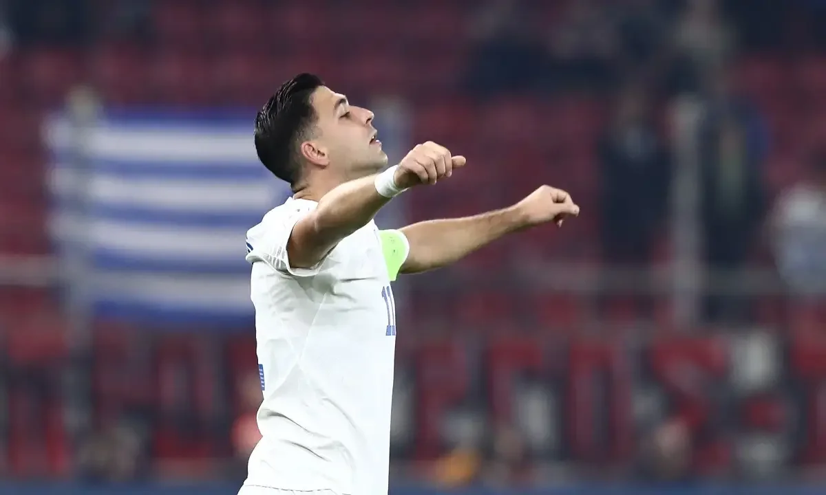 Ο Τάσος Μπακασέτας με το που έβαλε το γκολ στο τέρμα της Σκωτίας έτρεξε στον πάγκο και ζήτησε να πανηγυρίσουν όλοι μαζί