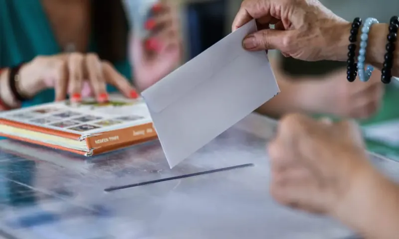 Δημοσκόπηση MRB: Οι 8 στους 10 αποδοκιμάζουν την κυβέρνηση για ΟΠΕΚΕΠΕ και ΕΛΤΑ – Το 68,1% θέλει νέα κόμματα