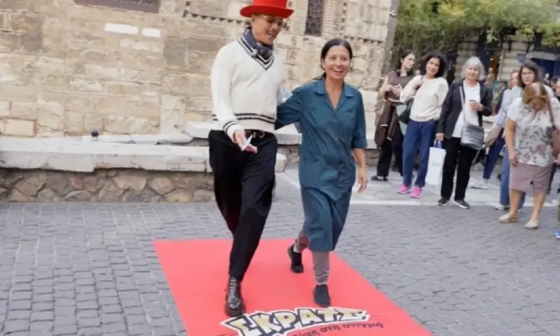 Red Carpet Alert: Ο Λάκης Γαβαλάς στρώνει το «Κόκκινο Χαλί» του στην Ερμού και κάνει τους περαστικούς star – Λάμψη στη …στιγμή powered by ΣΚΡΑΤΣ