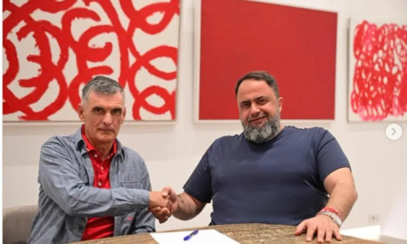 Με φωτογραφία παρέα με τον Βαγγέλη Μαρινάκη το επίσημο της ανανέωσης του Χοσέ Λουίς Μεντιλίμπαρ με τον Ολυμπιακό
