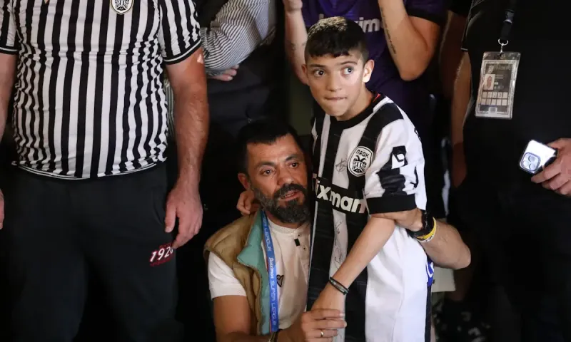 Συγκλονίζει ο μικρός Γιαννάκης για το πολύνεκρο τροχαίο: «Κάθε φορά που η κερκίδα του ΠΑΟΚ θα τραγουδά, θα είναι εκεί τα παιδιά μας – Αιωνία τους η μνήμη»