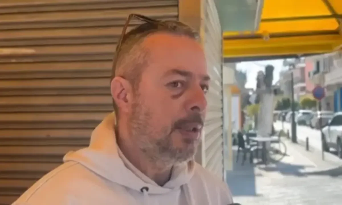 Σοκαρισμένος και οργισμένος ο περιπτεράς που δέχθηκε άγριο ξυλοδαρμό από 20 Ρομά επειδή έπιασε έναν ανήλικο να τον κλέβει.