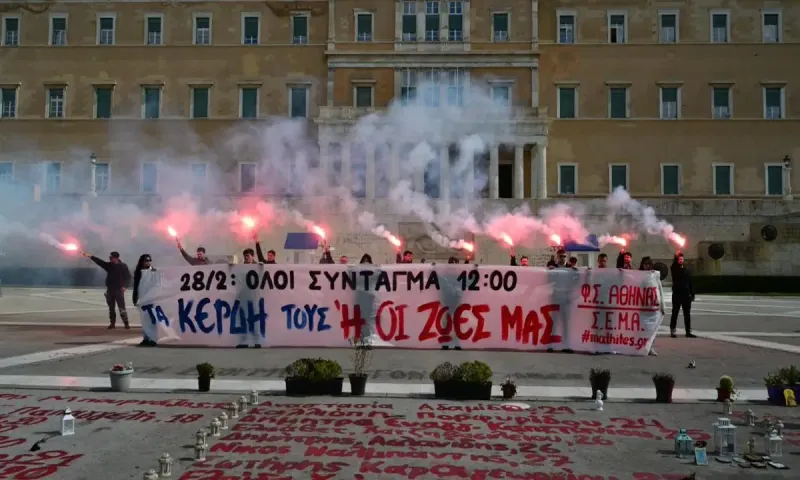 Τέμπη: Φοιτητές και μαθητές φώναξαν «παρών» στον αγώνα της δικαίωσης – Έγραψαν ξανά με κόκκινη μπογιά τα ονόματα των θυμάτων