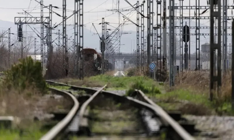 Σιδηρόδρομος: Ρομά εξακολουθούν να λεηλατούν το δίκτυο - Συνελήφθη 40χρονος που είχε κλέψει 70 κιλά χαλκού – Φράκτες θα κατασκευάσει ο ΟΣΕ