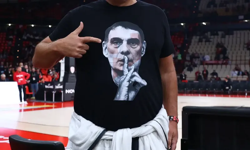Ο Μπαρτζώκας σε μπλουζάκι που κάνει σσσσ (φωτό)