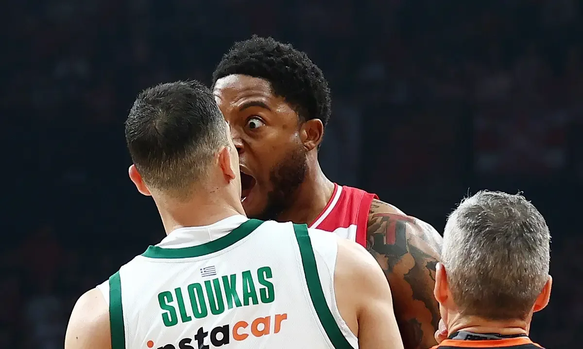 Tyrique Jones, kostas sloukas