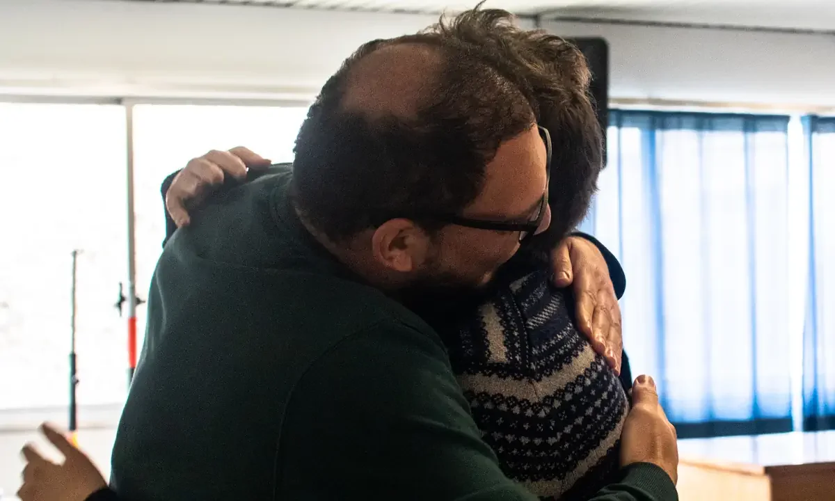 Στιγμή συγκίνησης και αγκαλιάς σε διοργάνωση σκακιού τυφλών