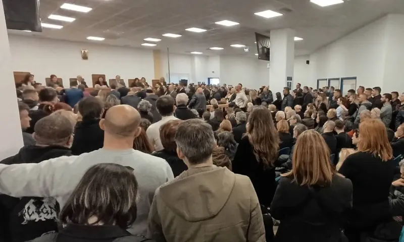 Δίκη για τα Τέμπη: Οργή συγγενών για την ακαταλληλότητα της αίθουσας - «Είμαστε σαν σαρδέλες» - Διεκόπη οριστικά η δίκη λόγω των εντάσεων