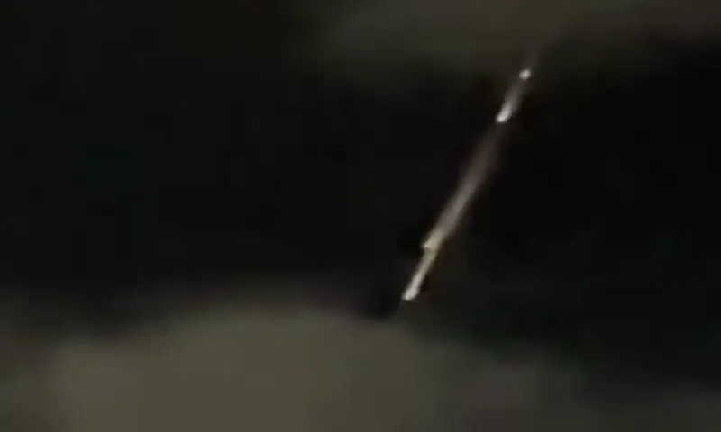 Βολίδα, δορυφόρος της Starlink ή κάτι άλλο; Τι ήταν τα φώτα στον ουρανό της Ελλάδας χθες το βράδυ