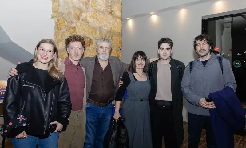 Βραδιά εξομολογήσεων στο θέατρο «Εμπορικόν»: Ηθοποιοί και διάσημοι καλεσμένοι της παράστασης «Ένα κάποιο κενό» μιλούν για όσα δεν βλέπει το κοινό