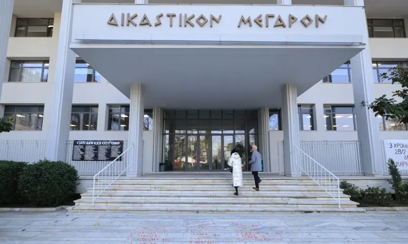 Τέμπη: «Δόλιο ελιγμό» χαρακτηρίζει η Καρυστιανού το «πάγωμα» της δίκης για τα βίντεο – Σφοδρές αντιδράσεις και από τον Σύλλογο Τεμπών
