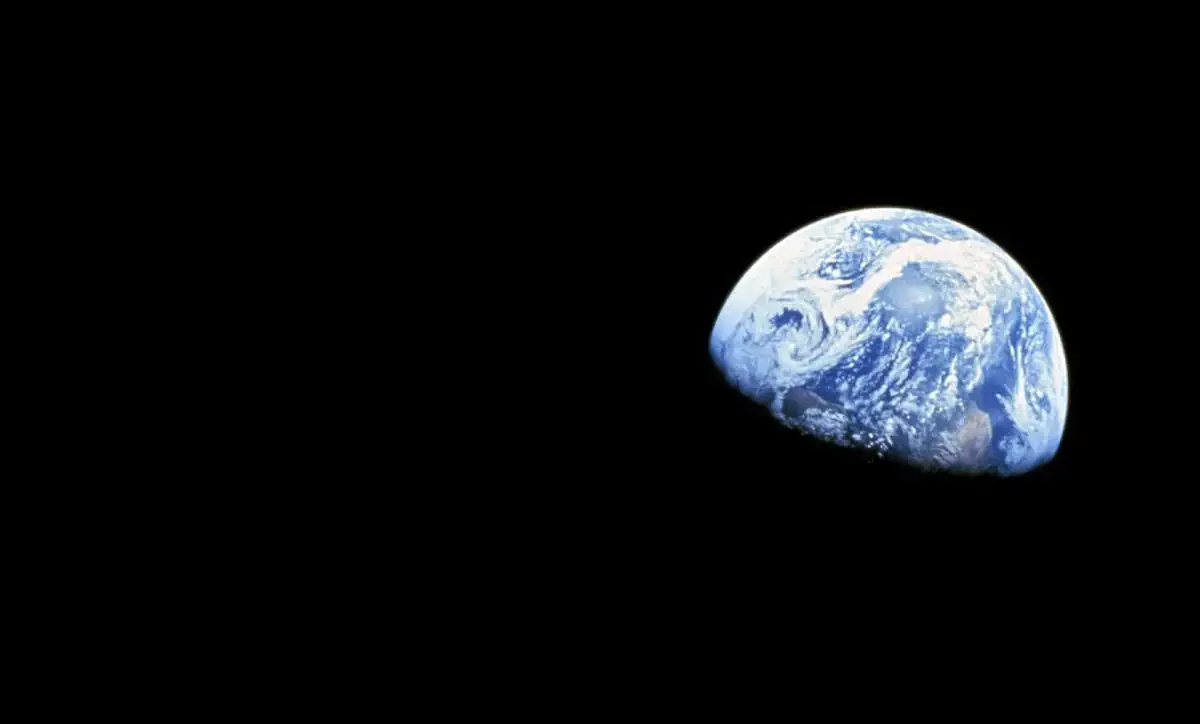 Γιατί οι εικόνες της Γης από το 1968 και το Artemis 2 μοιάζουν τόσο πολύ