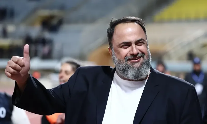 Μάντσεστερ Σίτι - Άντερσον: Στο παιχνίδι και ο Βαγγέλης Μαρινάκης