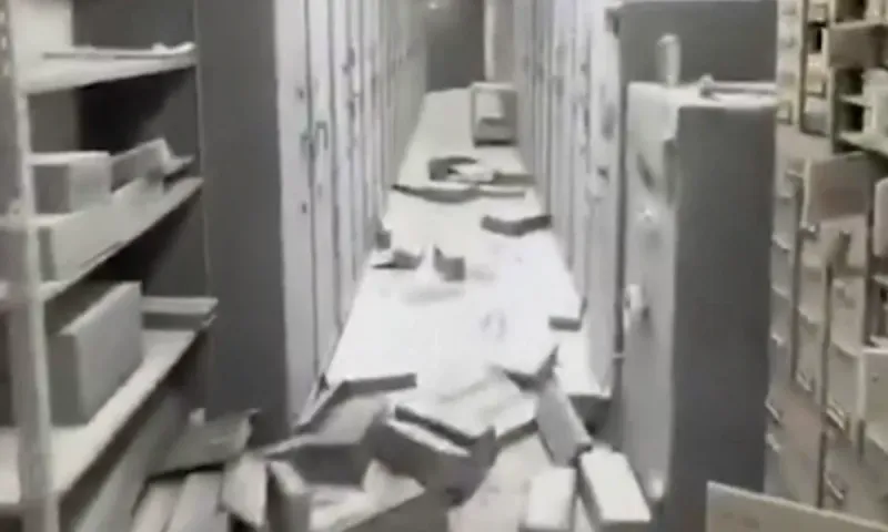Casa de papel στη Νάπολι με ληστές να κρατούν ομήρους και να φεύγουν από τούνελ (video)