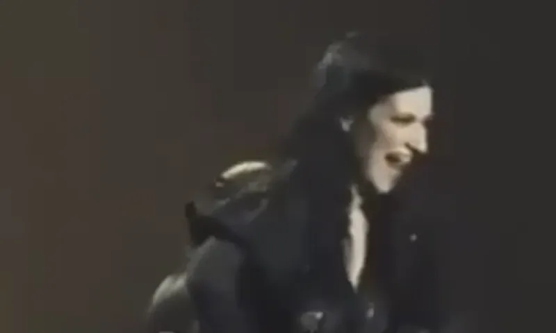 Laura Pausini: σταμάτησε τη συναυλία στο Περού γιατί η πρώτη σειρά δεν ήξερε τα τραγούδια (video)