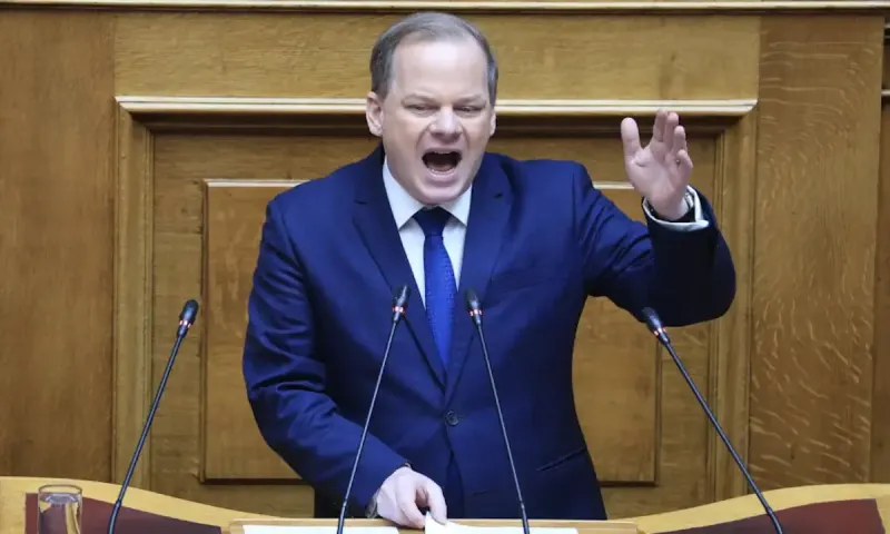 Το «δις εξαμαρτείν» της ντροπής: Οι βουλευτές της ΝΔ χειροκρότησαν και πάλι τον Καραμανλή στη Βουλή!