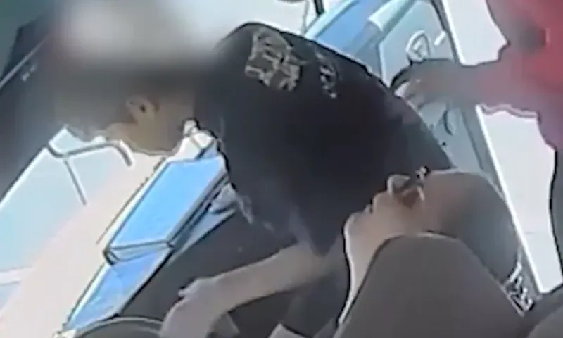 Μαθητές σταμάτησαν σχολικό λεωφορείο όταν η οδηγός λιποθύμησε (video)