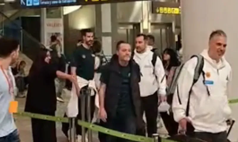 Πράσινη υποδοχή στο αεροδρόμιο της Βαλένθια μετά τη νίκη του Παναθηναϊκού (video)