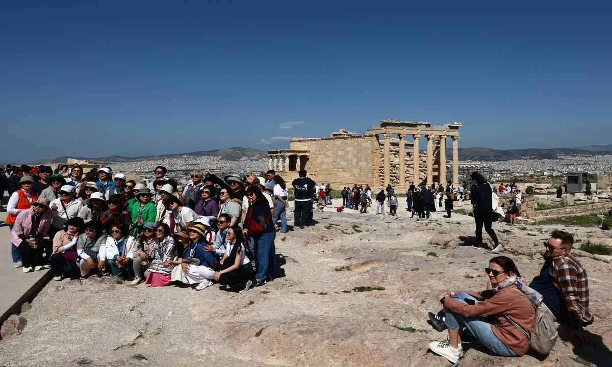 tourismos touristiki sezon 2026 ptosi zitisis auksimeno kostos